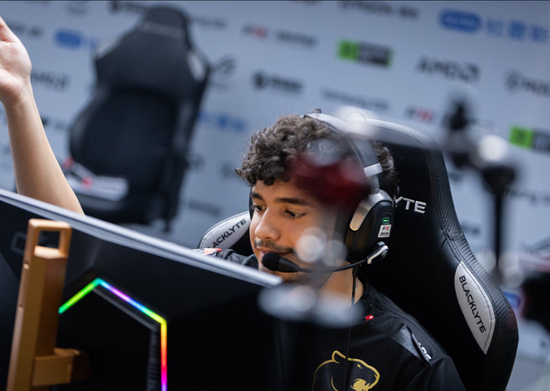 资讯队友全部牺牲 主播被迫与敌人组队，结果反水？