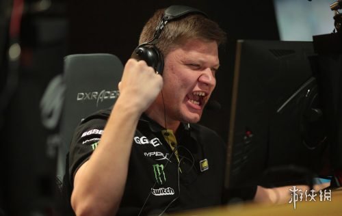 上课时间！Zeus Quesanti 教授 Siwoo Gnar。双C在团战中展现他们的实力。 Hanwha Life Esports 赢得了第一场比赛